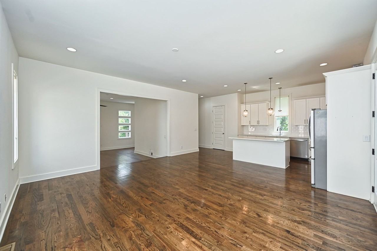 407B Moore Ave - Photo 5 of 10