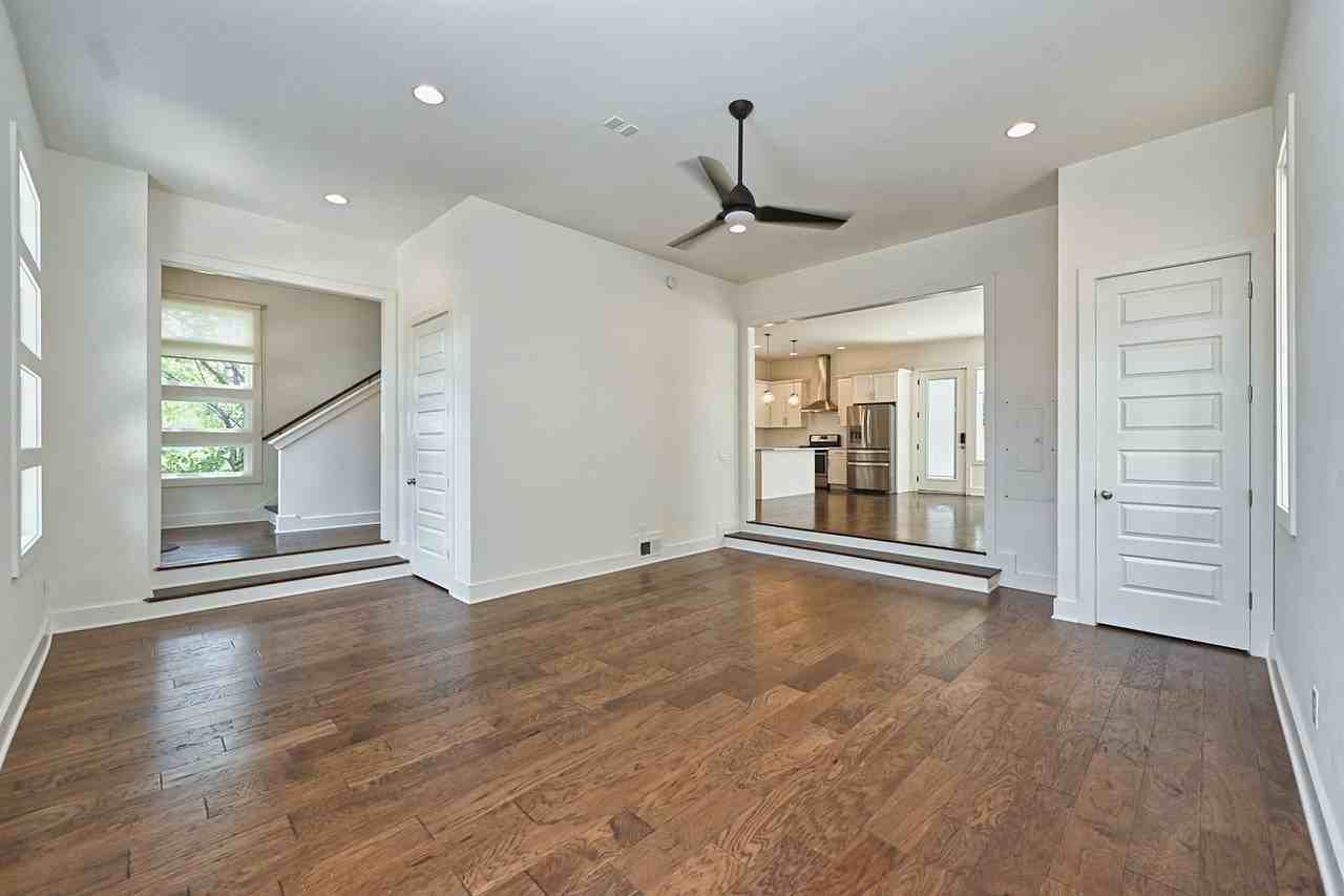 407B Moore Ave - Photo 6 of 10