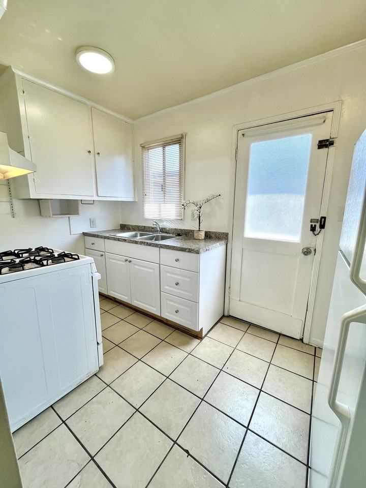 15012 Lemoli Ave - Photo 3 of 8