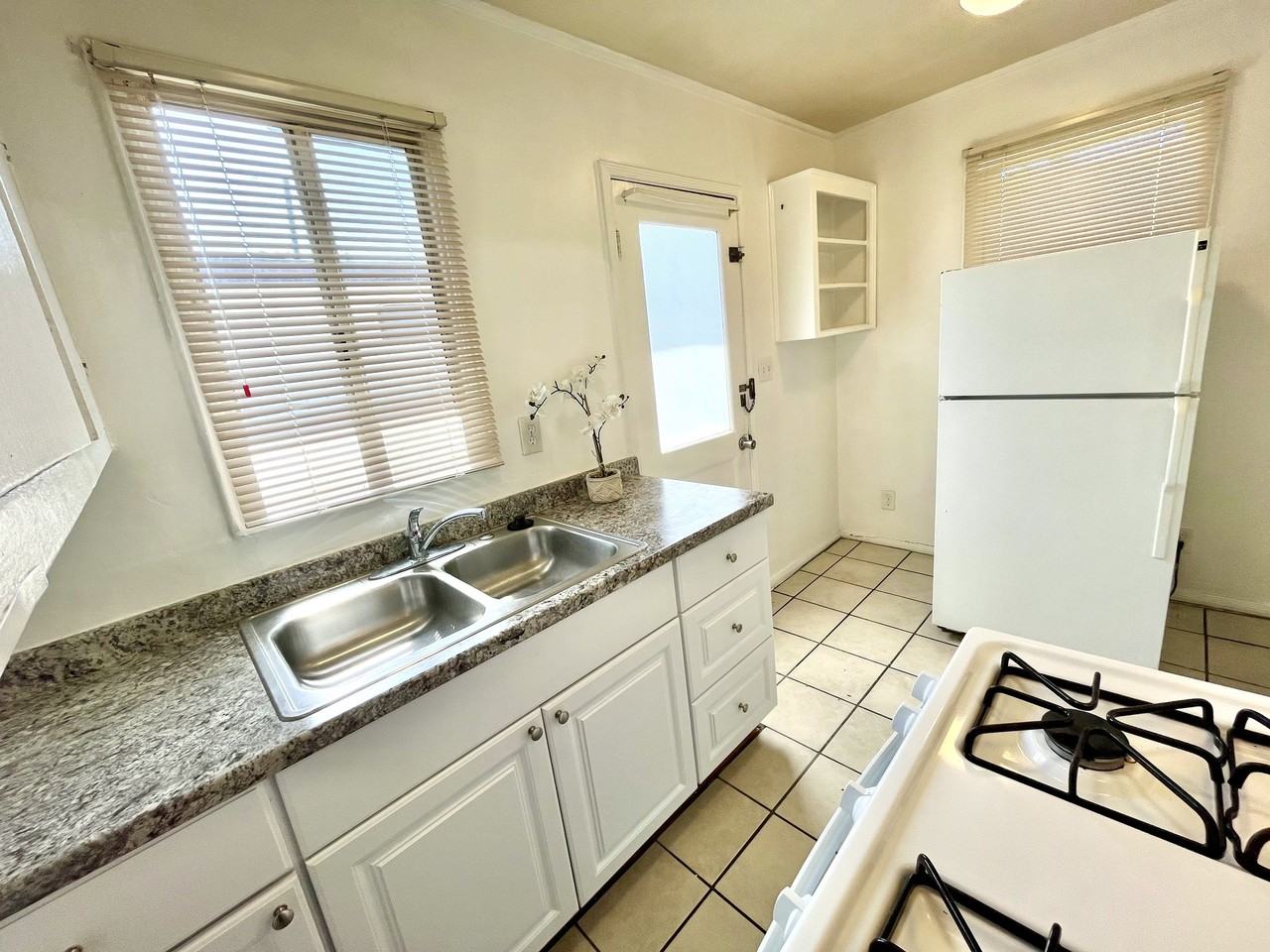 15012 Lemoli Ave - Photo 4 of 8