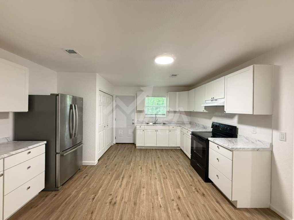 242 Glamis Ave - Photo 3 of 20