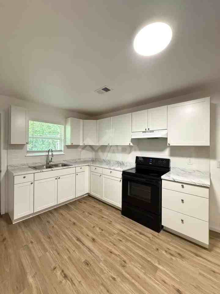 242 Glamis Ave - Photo 4 of 20