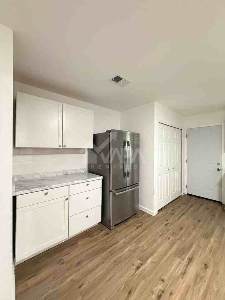 242 Glamis Ave - Photo 6 of 20
