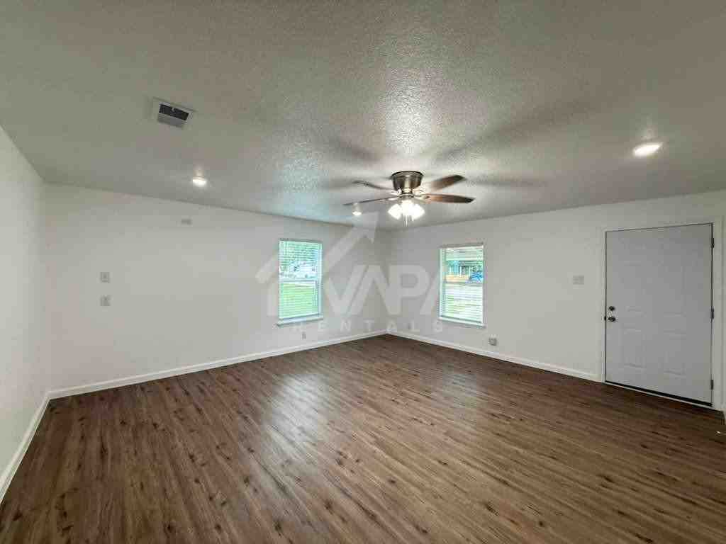 242 Glamis Ave - Photo 7 of 20