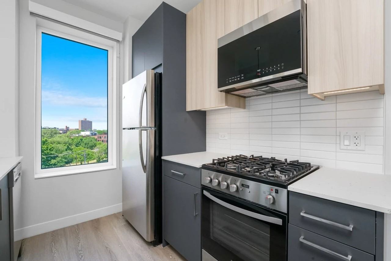 680 N May St - Photo 3 of 19