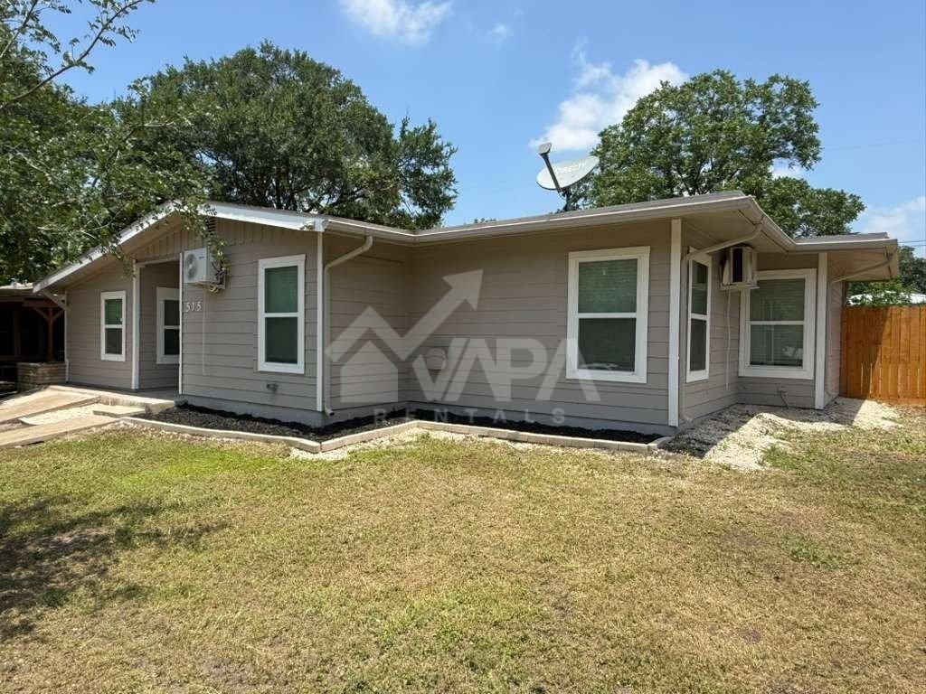 515 Blakeley Dr - Photo 3 of 18