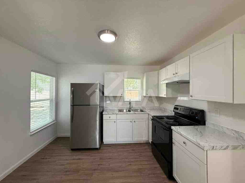 515 Blakeley Dr - Photo 4 of 18