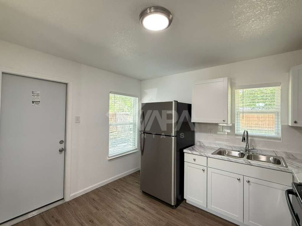 515 Blakeley Dr - Photo 6 of 18