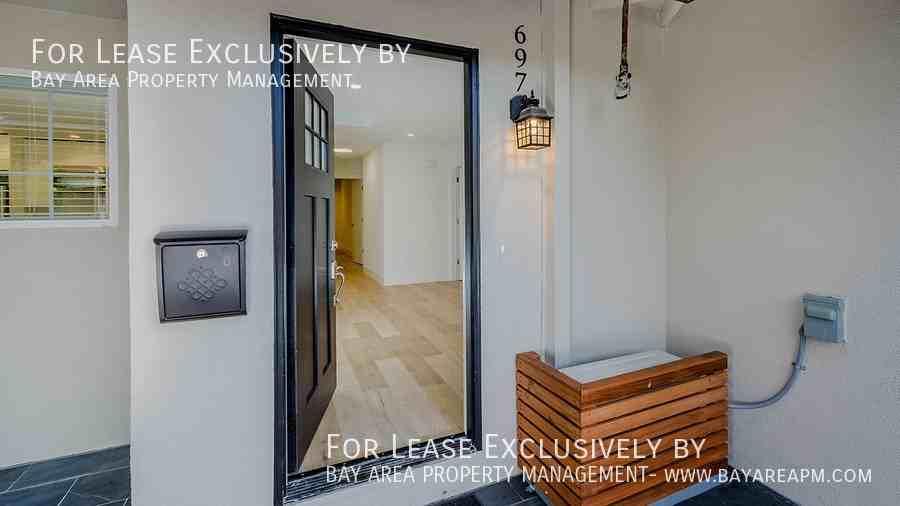 697 Iris Ave #B - Photo 2 of 8