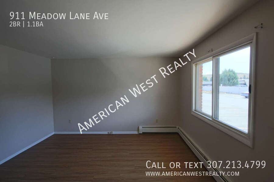 911 Meadow Lane Ave - Photo 2 of 8