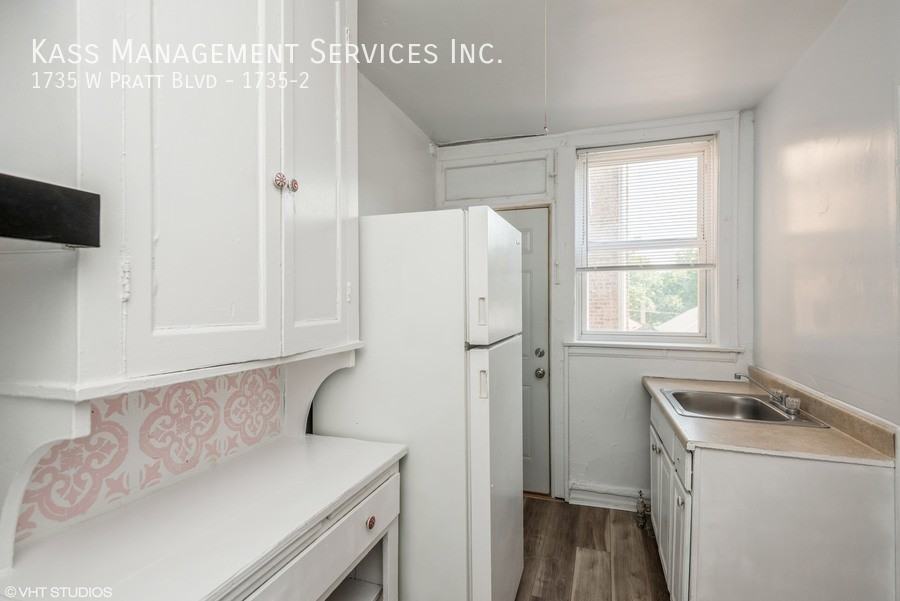 1735 W Pratt Blvd #1735-2 - Photo 5 of 8