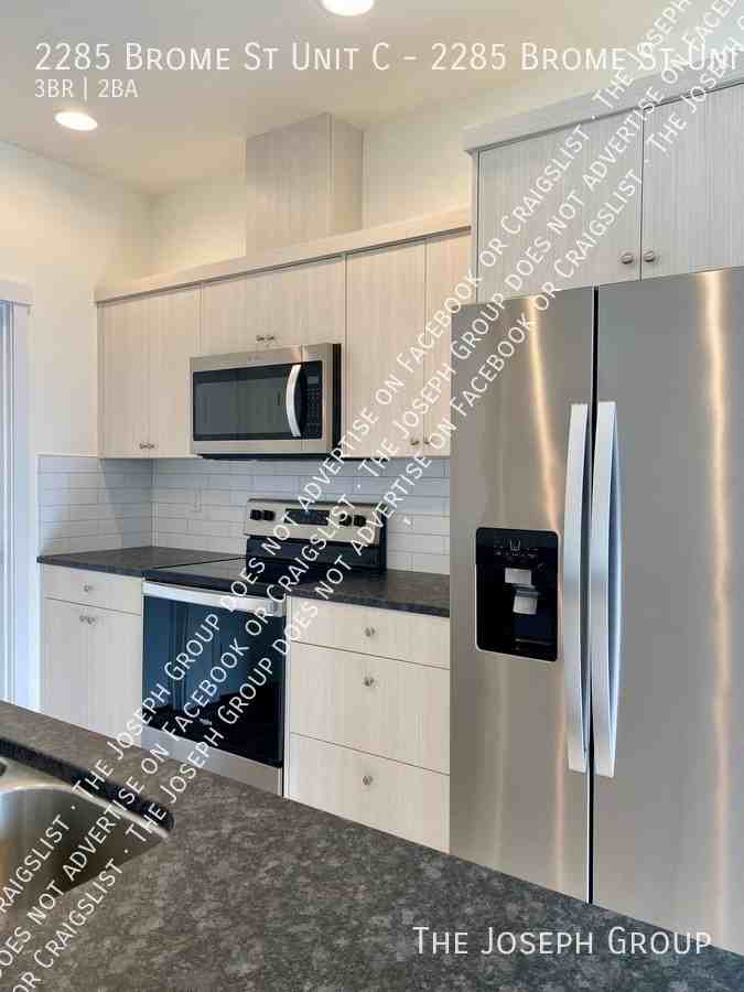 2285 Brome St Unit C - Photo 3 of 28