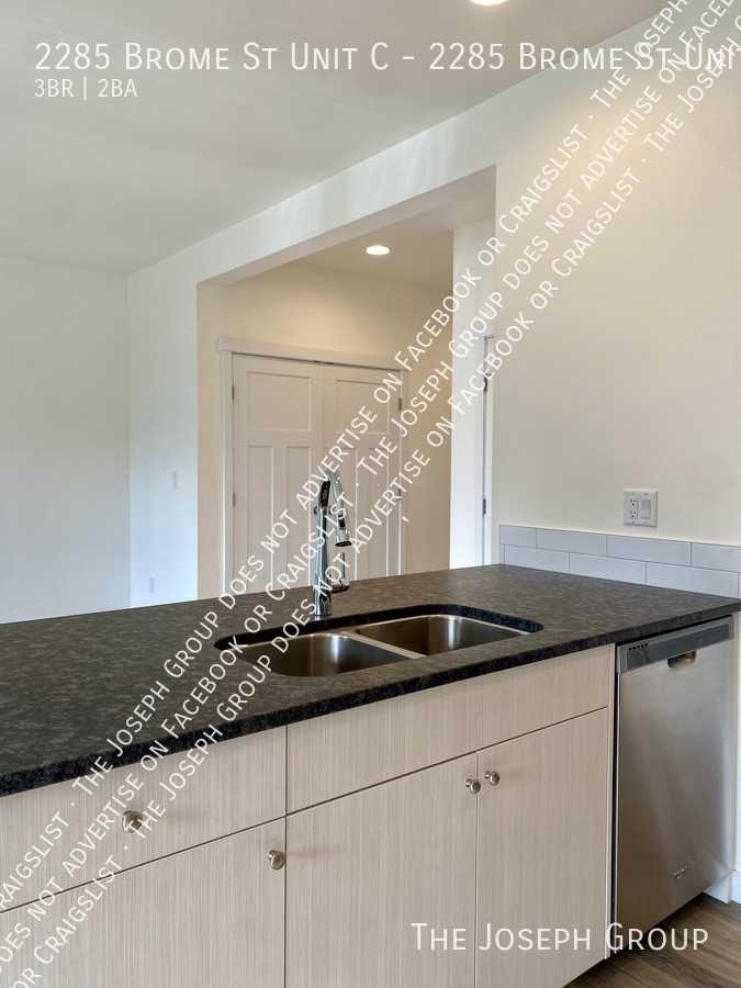2285 Brome St Unit C - Photo 7 of 28