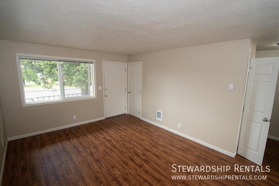 880 W 6th Ave #8 - Photo 3 of 14