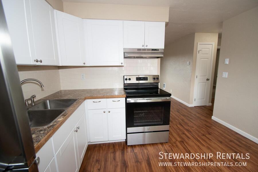 880 W 6th Ave #8 - Photo 5 of 14