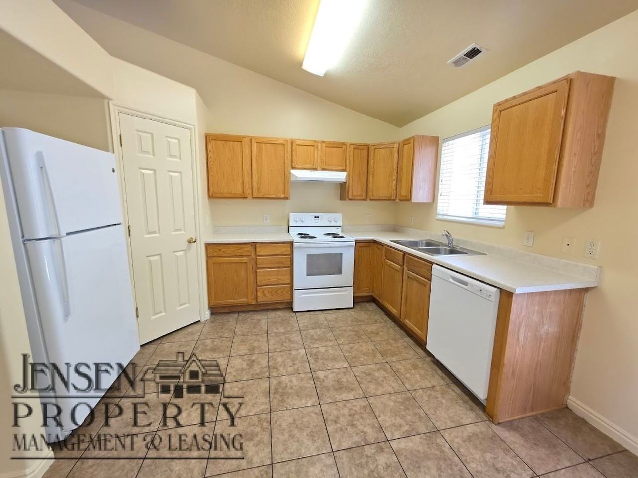 1849 S Halter Cir - Photo 4 of 24
