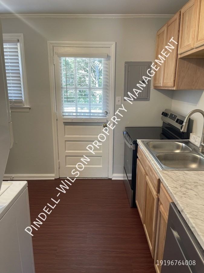 2221 Bernard St - Photo 3 of 9
