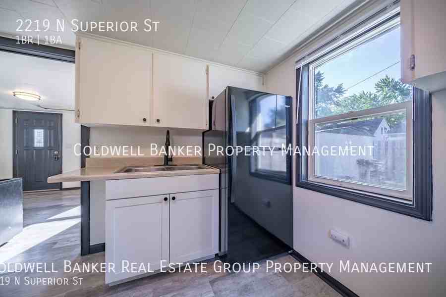 2219 N Superior St - Photo 2 of 15