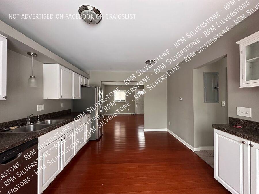3113 Emmons Ave - Photo 4 of 22