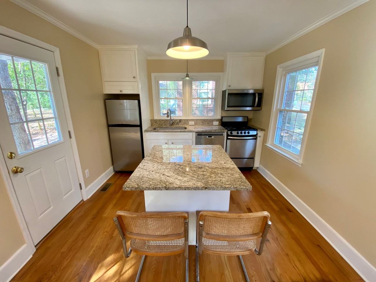 3848 Wilmot Ave - Photo 4 of 10