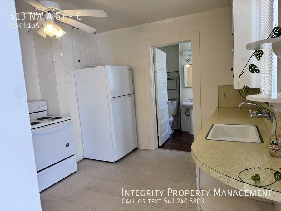 513 Nw A St #C - Photo 3 of 19
