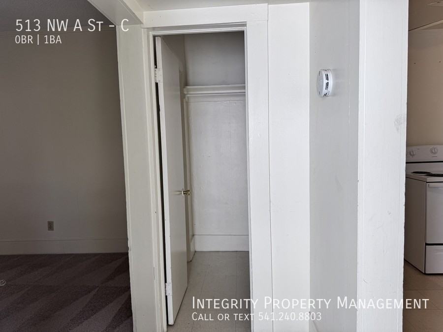 513 Nw A St #C - Photo 4 of 19