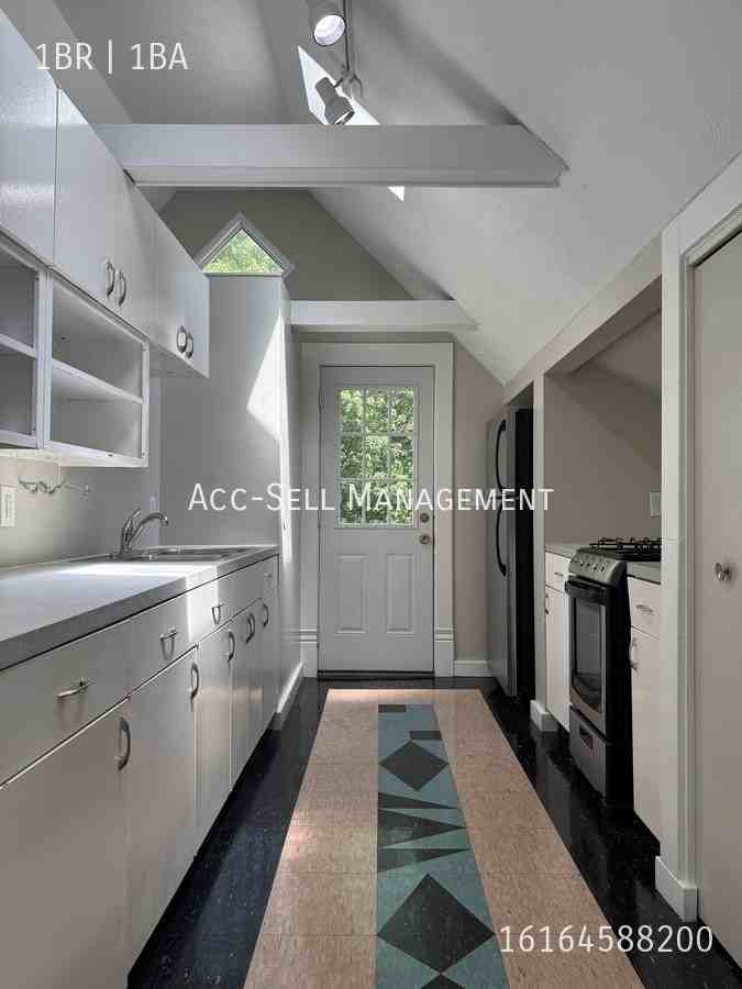 104 Diamond Ave Se #2 - Photo 2 of 7