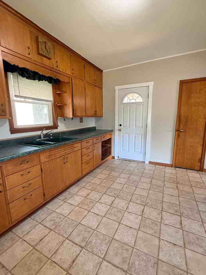 1219 8th St E - Photo 4 of 11