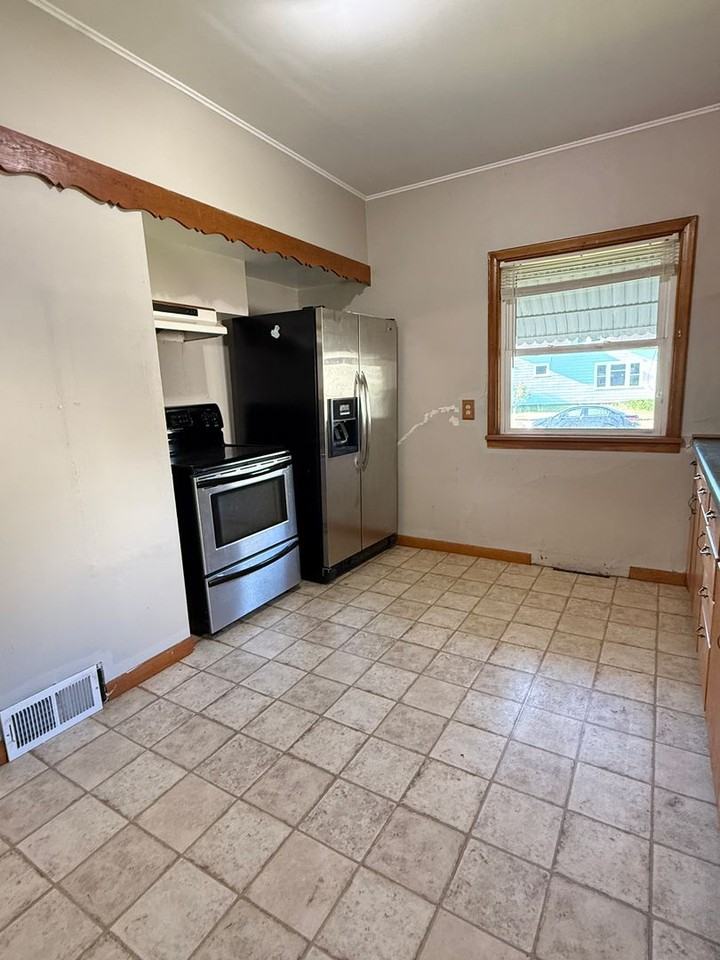 1219 8th St E - Photo 5 of 11
