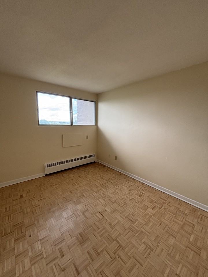 345 Laurier Ave E #706