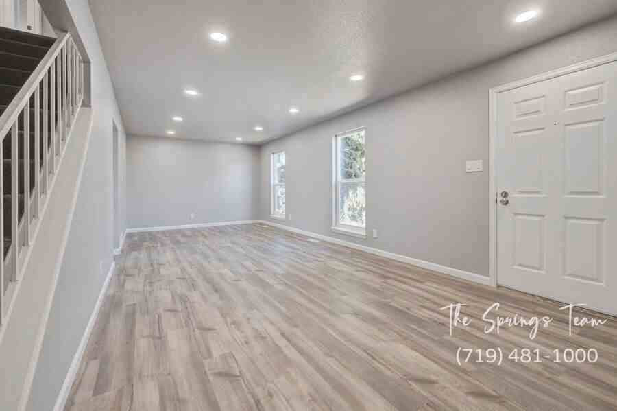 6460 Bugle Dr - Photo 4 of 49