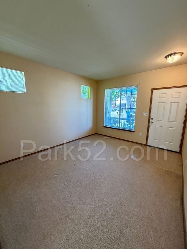 11328 185th St E - Photo 4 of 31
