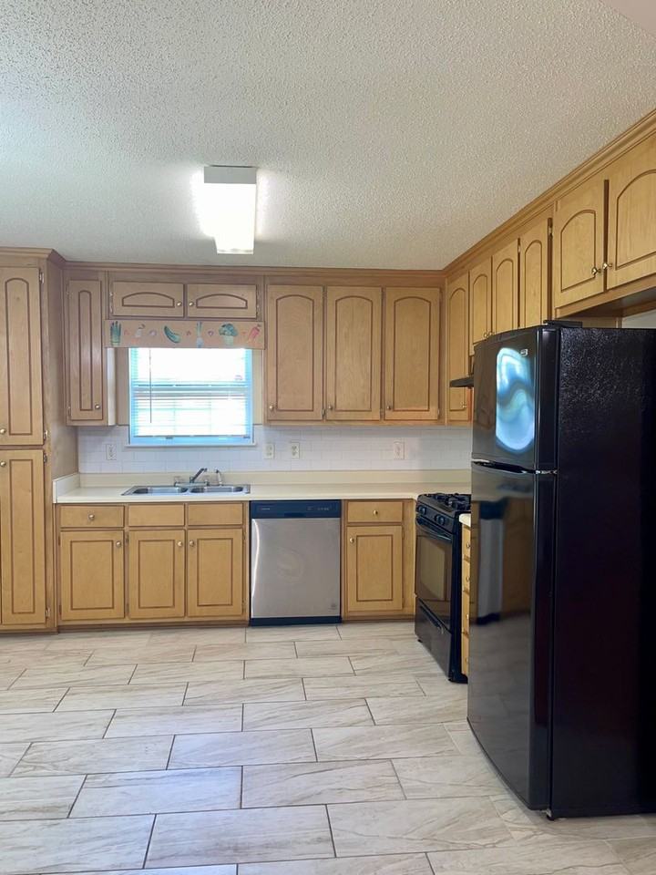 8584 Guthrie Dr - Photo 3 of 13