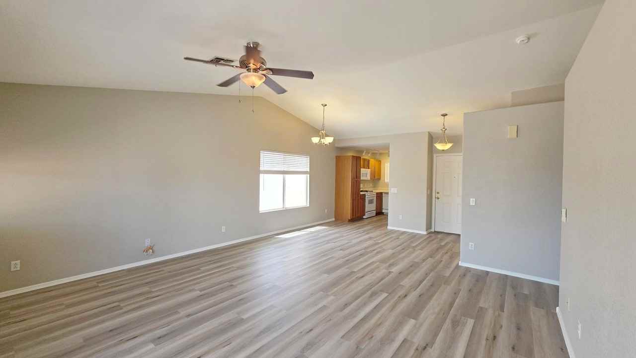 16197 W Washington St - Photo 4 of 19