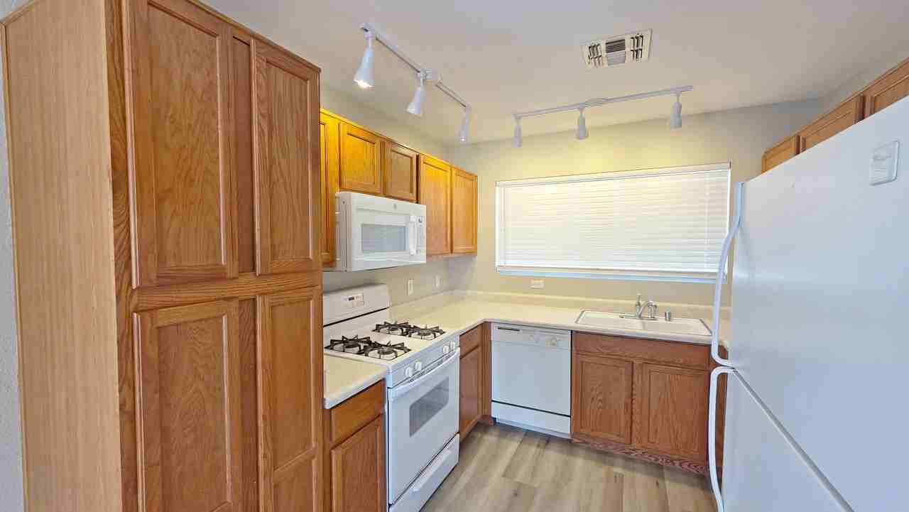16197 W Washington St - Photo 6 of 19