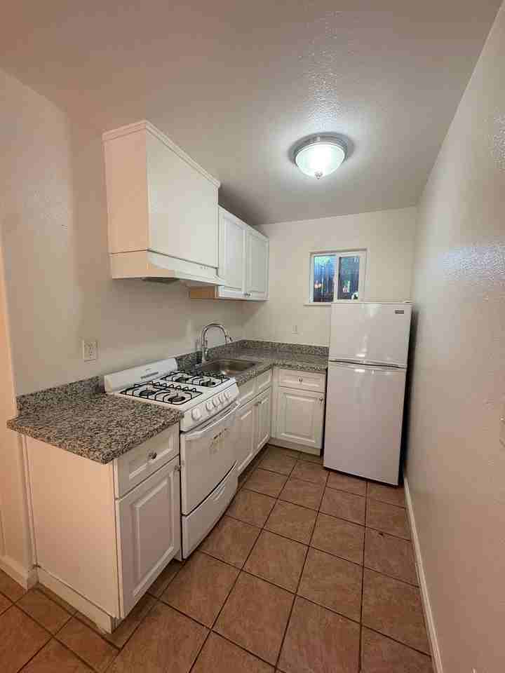 321 4th St #2 - Photo 4 of 6