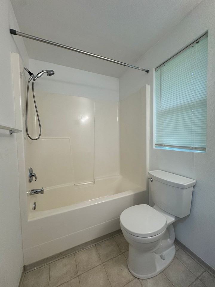 543 Hanover St - Photo 4 of 17