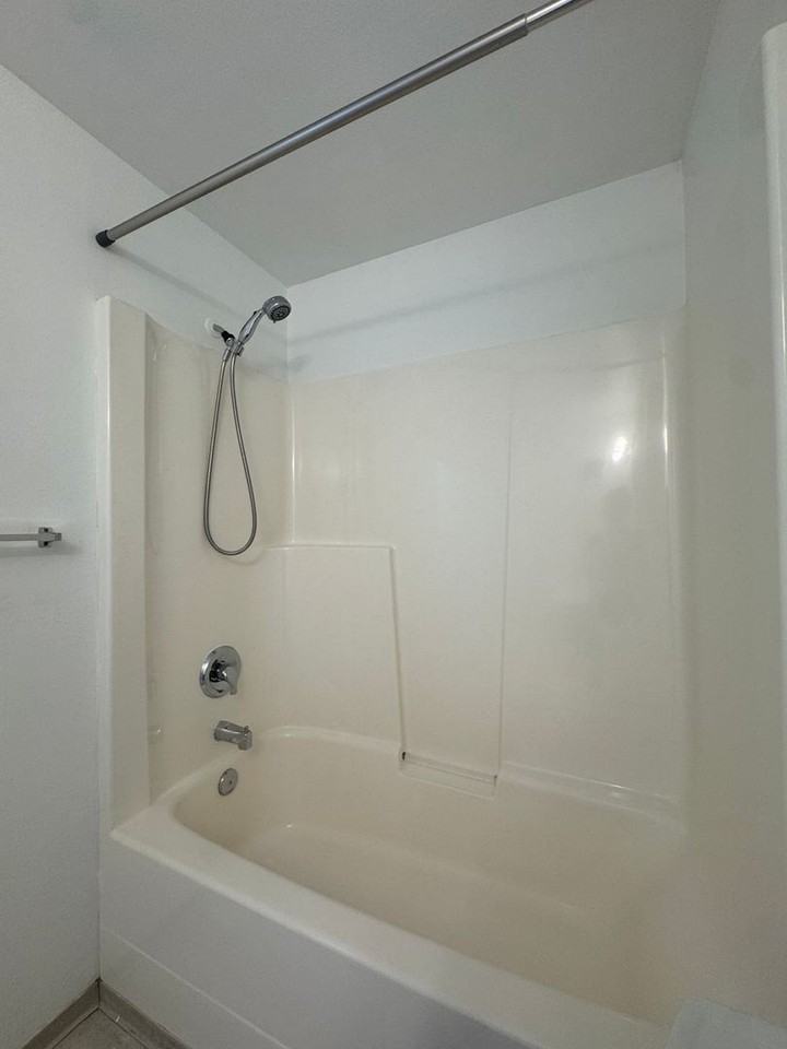 543 Hanover St - Photo 5 of 17