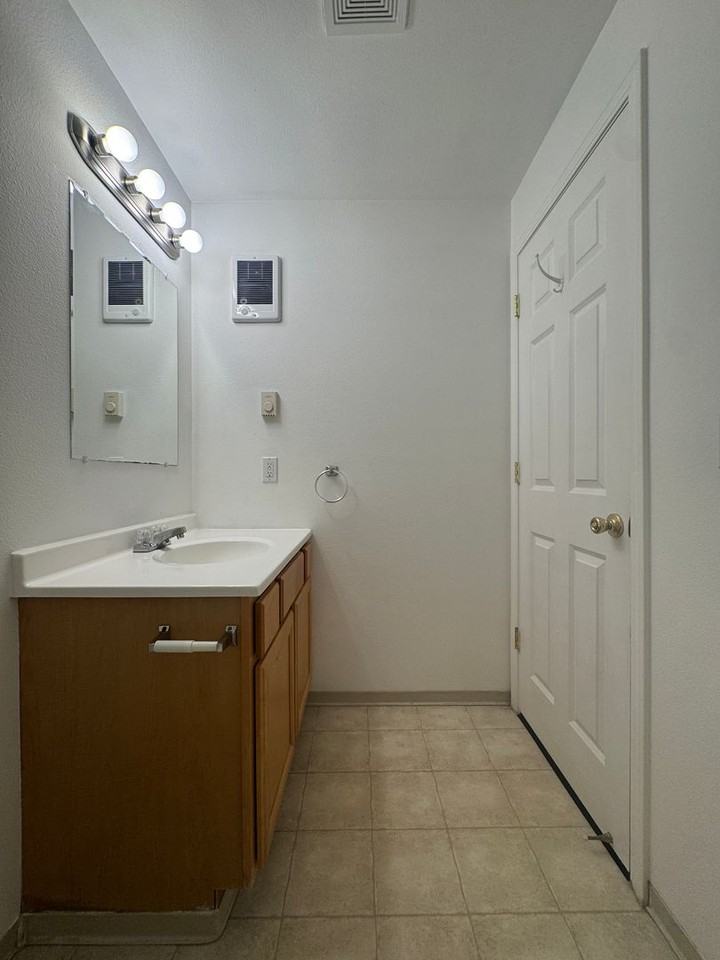543 Hanover St - Photo 6 of 17