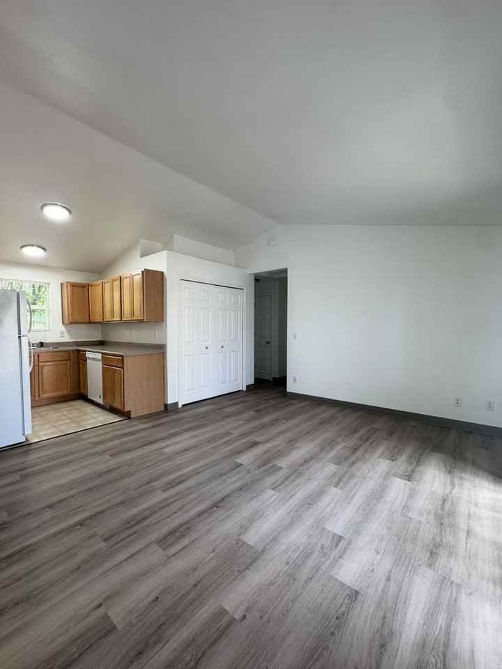 543 Hanover St - Photo 4 of 17