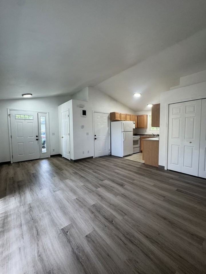 543 Hanover St - Photo 5 of 17