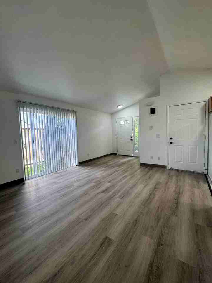 543 Hanover St - Photo 6 of 17