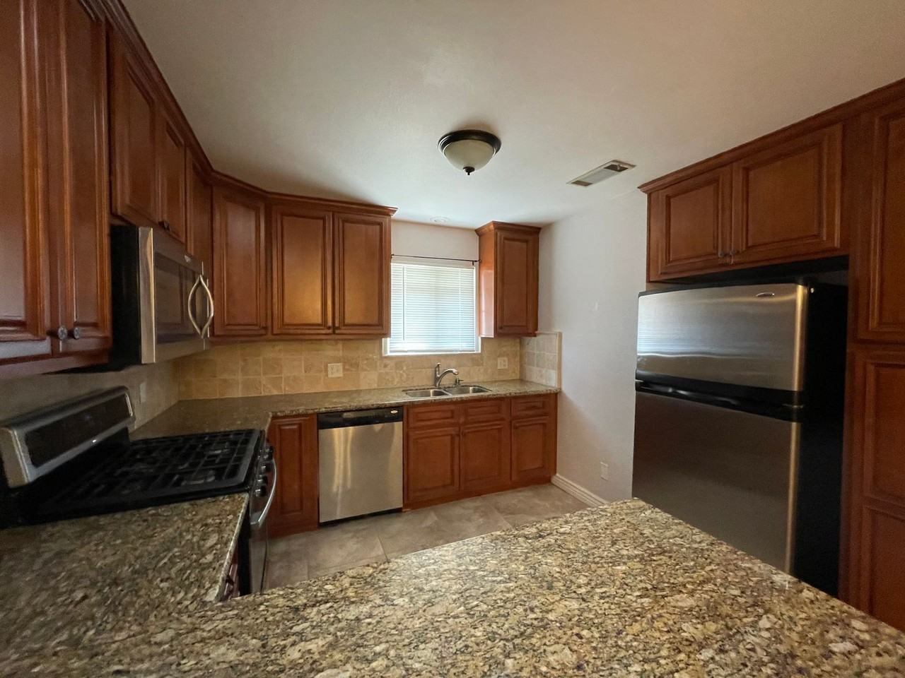 708 S Peggy St - Photo 4 of 32
