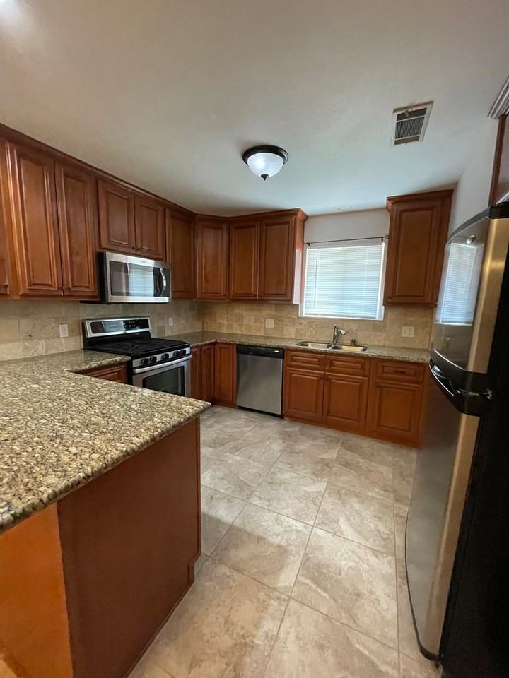 708 S Peggy St - Photo 5 of 32