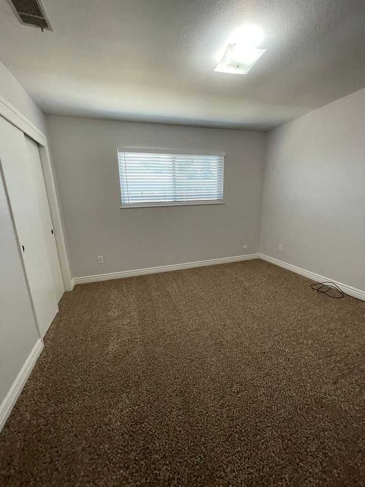 708 S Peggy St - Photo 4 of 32