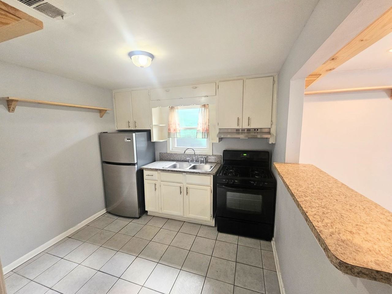 1155 United Ave Se - Photo 6 of 14