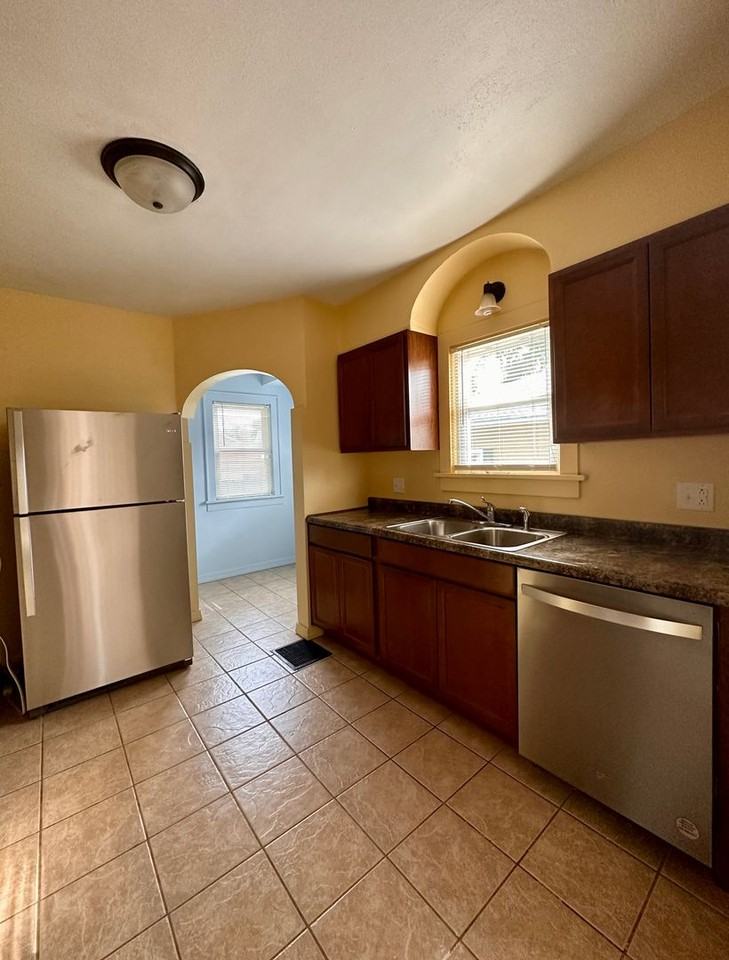 2510 College Ave - Photo 6 of 10