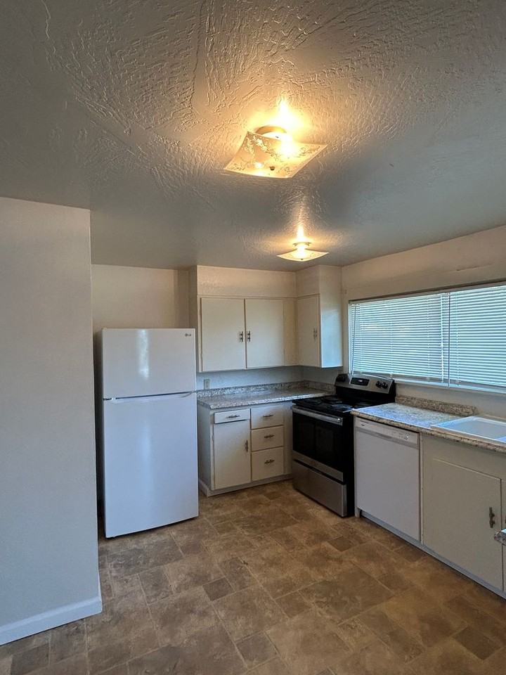203 Sw 6th Ave - Photo 3 of 10