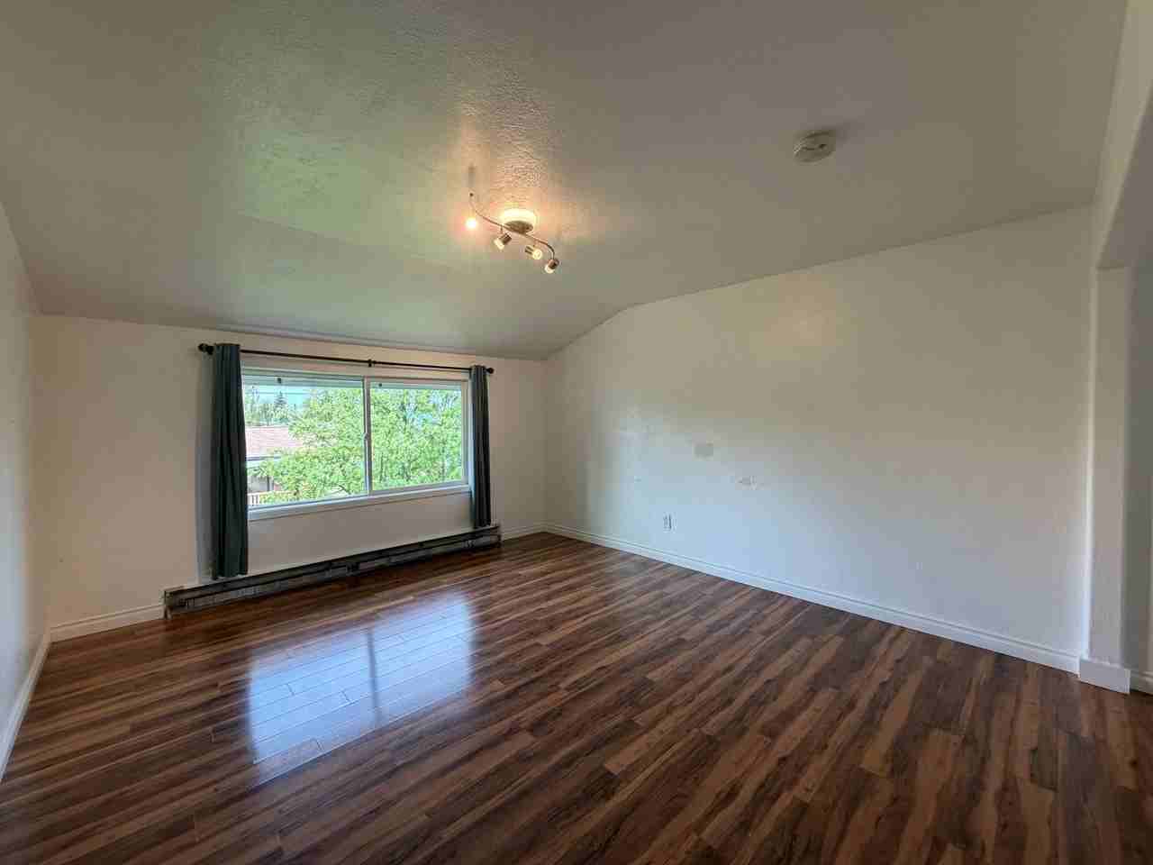 320 Thomas Cir - Photo 5 of 16