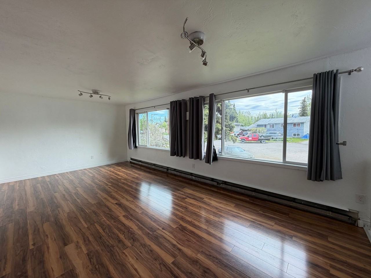 320 Thomas Cir - Photo 7 of 16